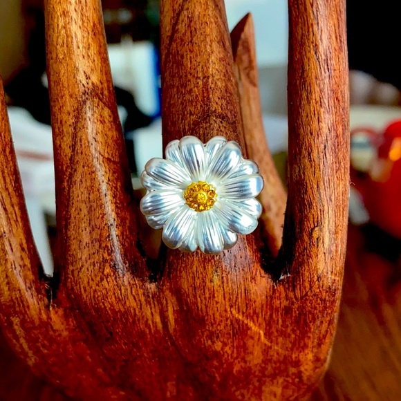 a silver flower ring in size 8 - Picture 4 of 4